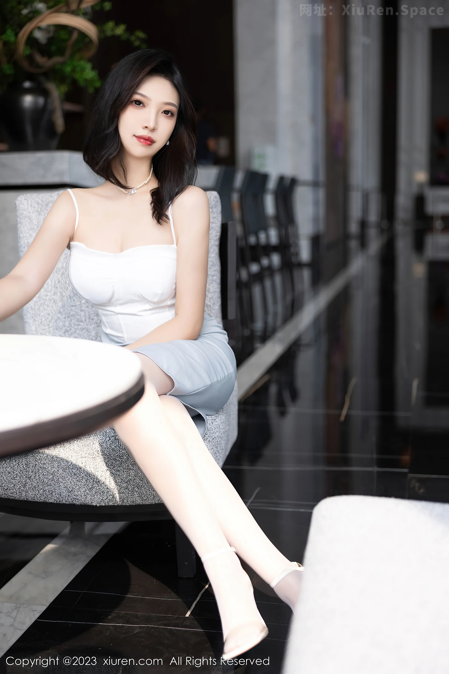 图片[4]-[XiuRen秀人网]2023.06.12 VOL.6898 郑颖姗Bev 白色吊带连衣裙与蕾丝内衣加丝袜美腿性感私房写真集-秀人网官方网站